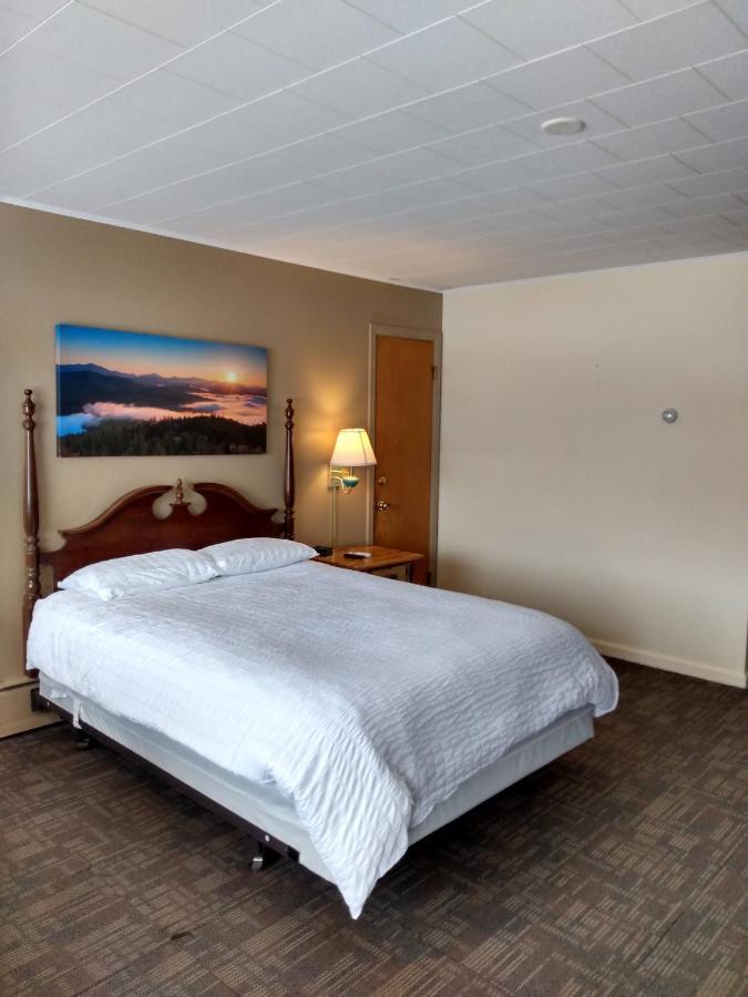 Sara Placid & Motel 2*